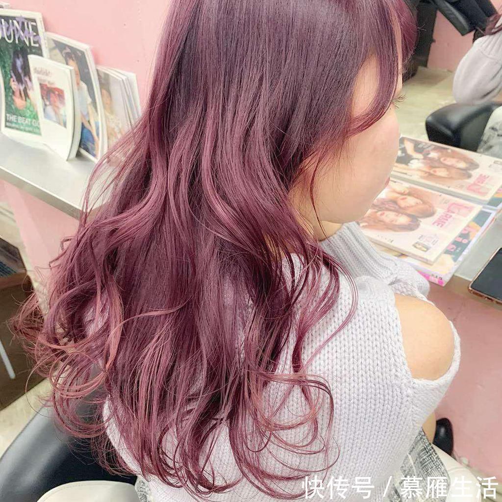 酒红色|50多岁的女人该不该染发?酒红色和板栗色适合吗?肤色决定发色