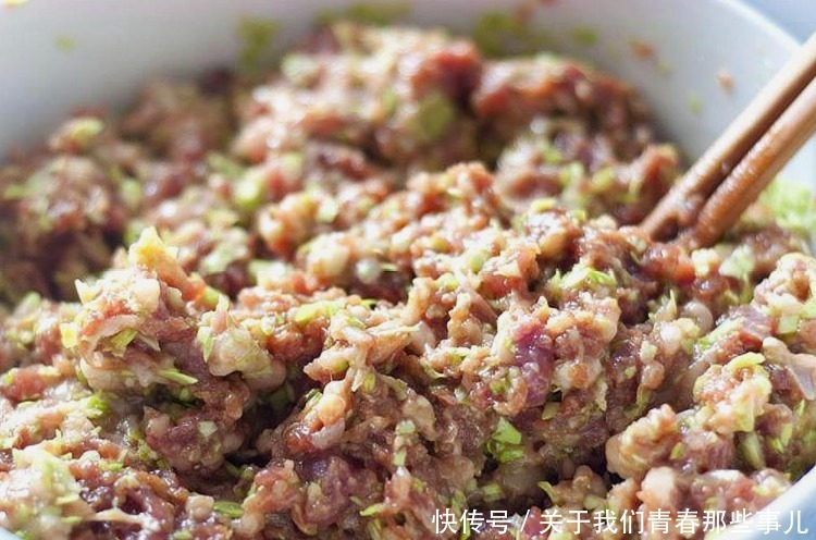 鲜嫩|调肉饺子馅别加料酒！记住“盐水油”3步，咬一口满嘴油，香喷喷
