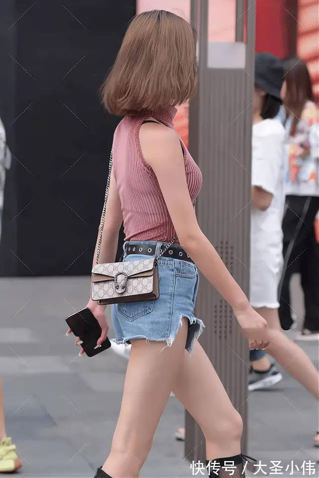 牛仔短裤|美女街拍:无袖高领紧身上衣,搭配毛边牛仔短裤,舒适凉快又酷又飒爽