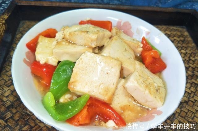 1块豆腐，2个青椒，简单烹饪，出锅豆腐软糯入味，天越冷越爱吃！