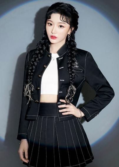  线条|纯黑跟大白腿绝配！超短裤系列外搭黑色外套太显白了，越看越过瘾