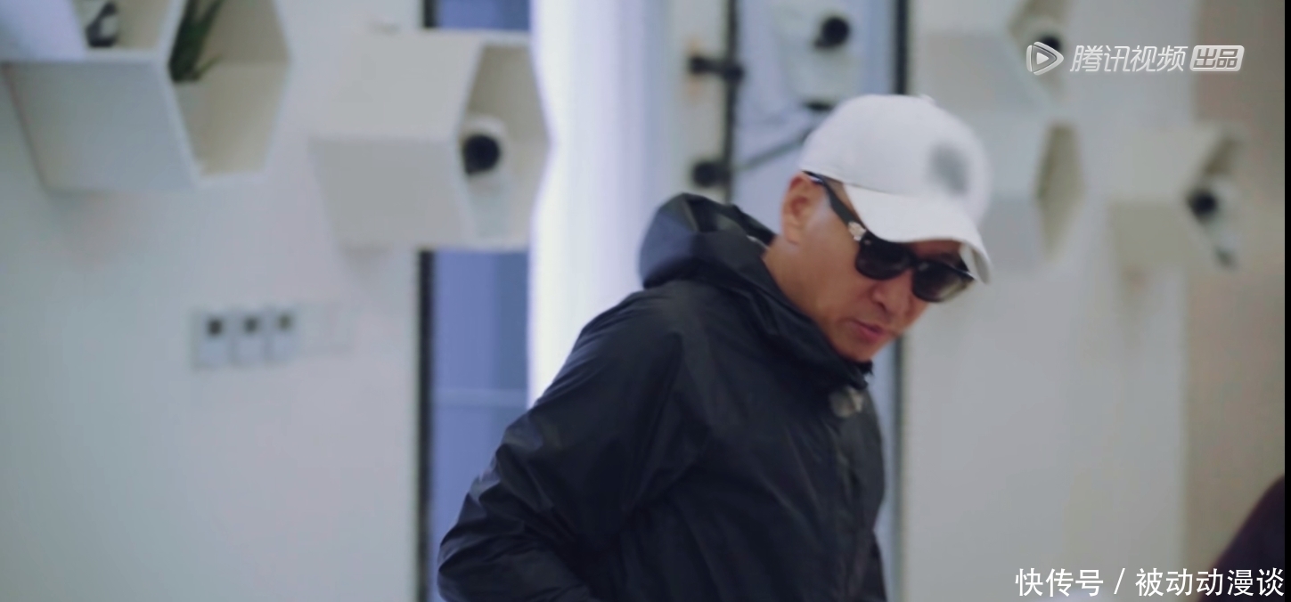 解说词 郭麒麟被宋丹丹问感情状况,李雪琴吐槽真人秀假,这档综艺真有毒