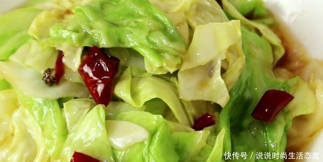 炒包菜，万万不要直接下锅，多加1步，包菜鲜嫩爽脆，比肉还好吃！