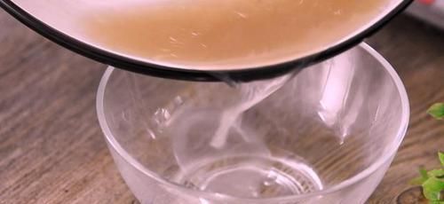  鲈鱼最经典的做法，鲜嫩可口，汤鲜味美，学会了又是一道硬菜