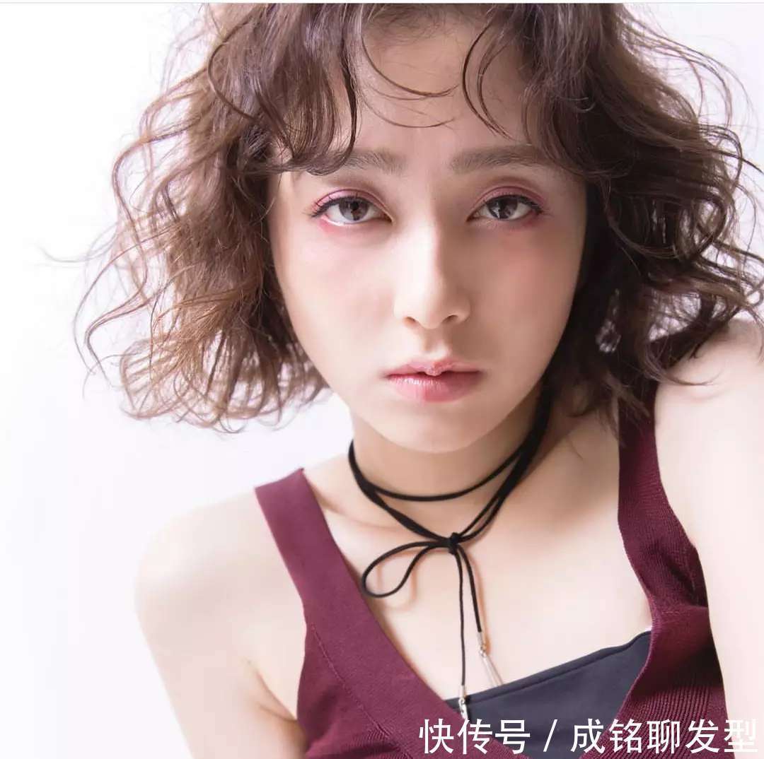 头发细软、发量少、额头高,适合什么发型?剪短烫卷,别无他法