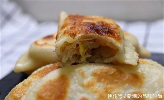 韭菜|萝卜菜盒子这样做太香了，皮薄馅大，凉了也不会硬，比韭菜盒子香