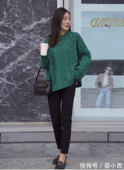 乐福鞋 终于明白“奶奶衫”为什么是2022最火单品,简约耐看还显瘦,超美