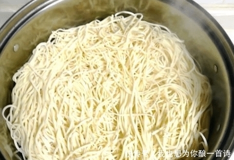 面条不要煮着吃!教你全新做法,咸香美味,Q弹爽滑,比肉还好吃!