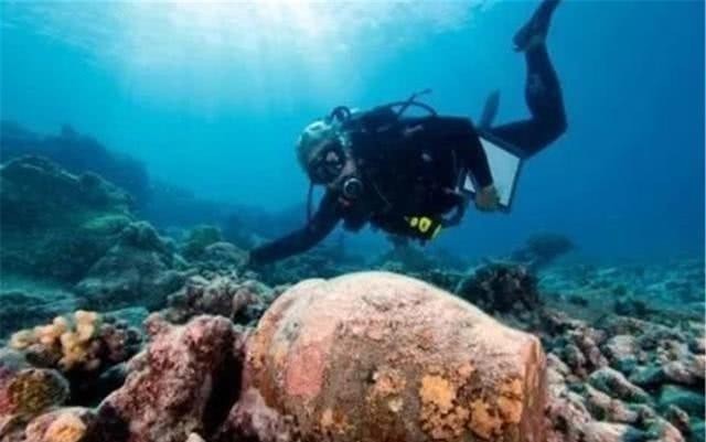士兵|士兵在海岛经常发现古代钱币,考古专家研究,这里存在一个海底世界