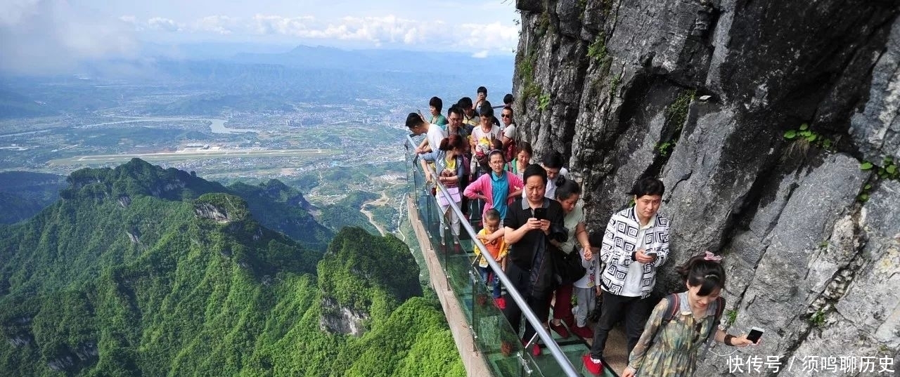 地带|看着都怕！景区高空栈道玻璃掉落，被困人员自行爬回安全地带脱困