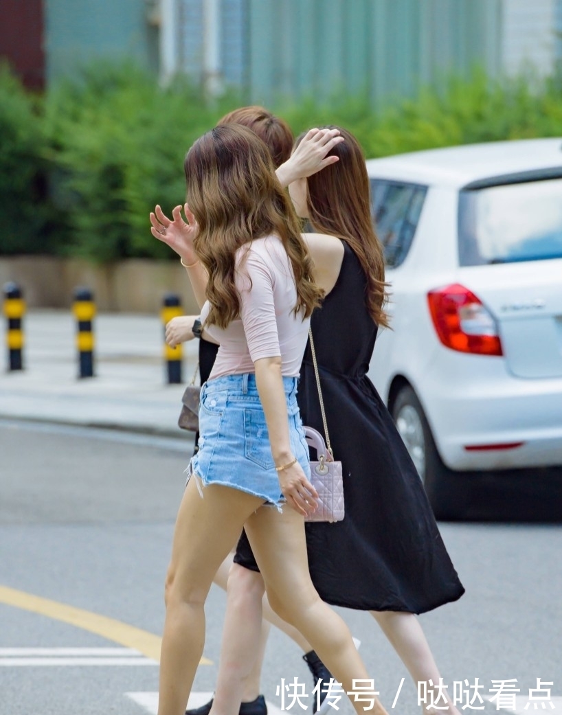 搭配|街拍:牛仔热裤小姐姐和黑色连衣裙美女,美丽的闺蜜二人组!