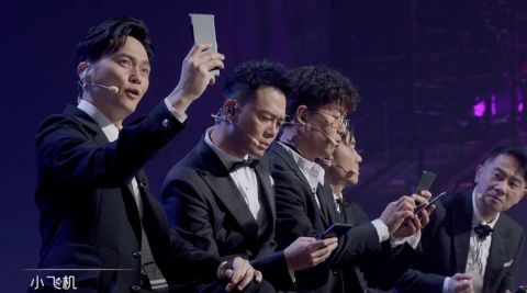 披荊斬棘|《披荊斬棘》表演狀況多，彩排掉下舞臺(tái)、唱歌跑調(diào)、有人被打馬賽克