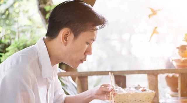 男性|男性衰老时,吃饭期间,往往有3特征,假如没有,恭喜你还年轻