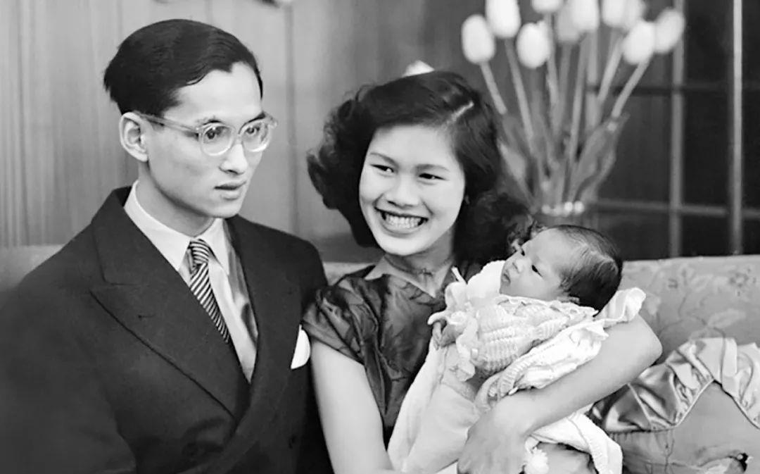 亲哥哥|普密蓬国王失手杀了亲哥哥,想要坦白却被母亲阻止,从此再无笑容