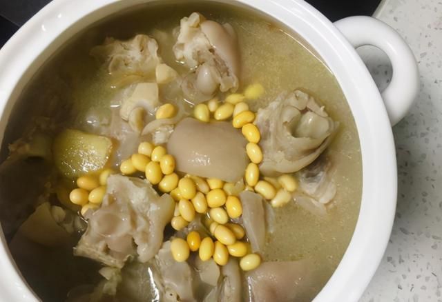 胶原蛋白|炖猪蹄,用1个窍门,时间能省一半,猪蹄软烂脱骨,满满胶原蛋白