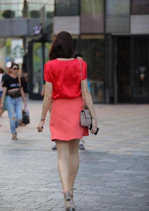 装扮|美女稍微上了一点年纪,应该就比较适合这类裙子装扮吧