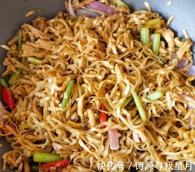 一溪月|芹菜肉丝炒面，油润鲜香，好吃极了！