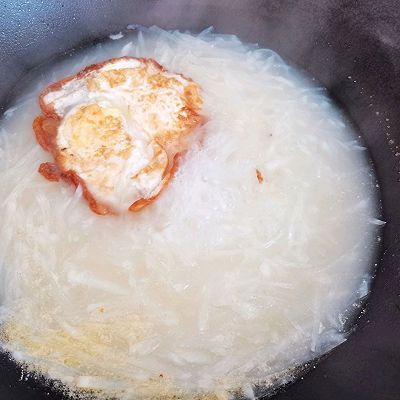 煎蛋白萝卜豆腐汤