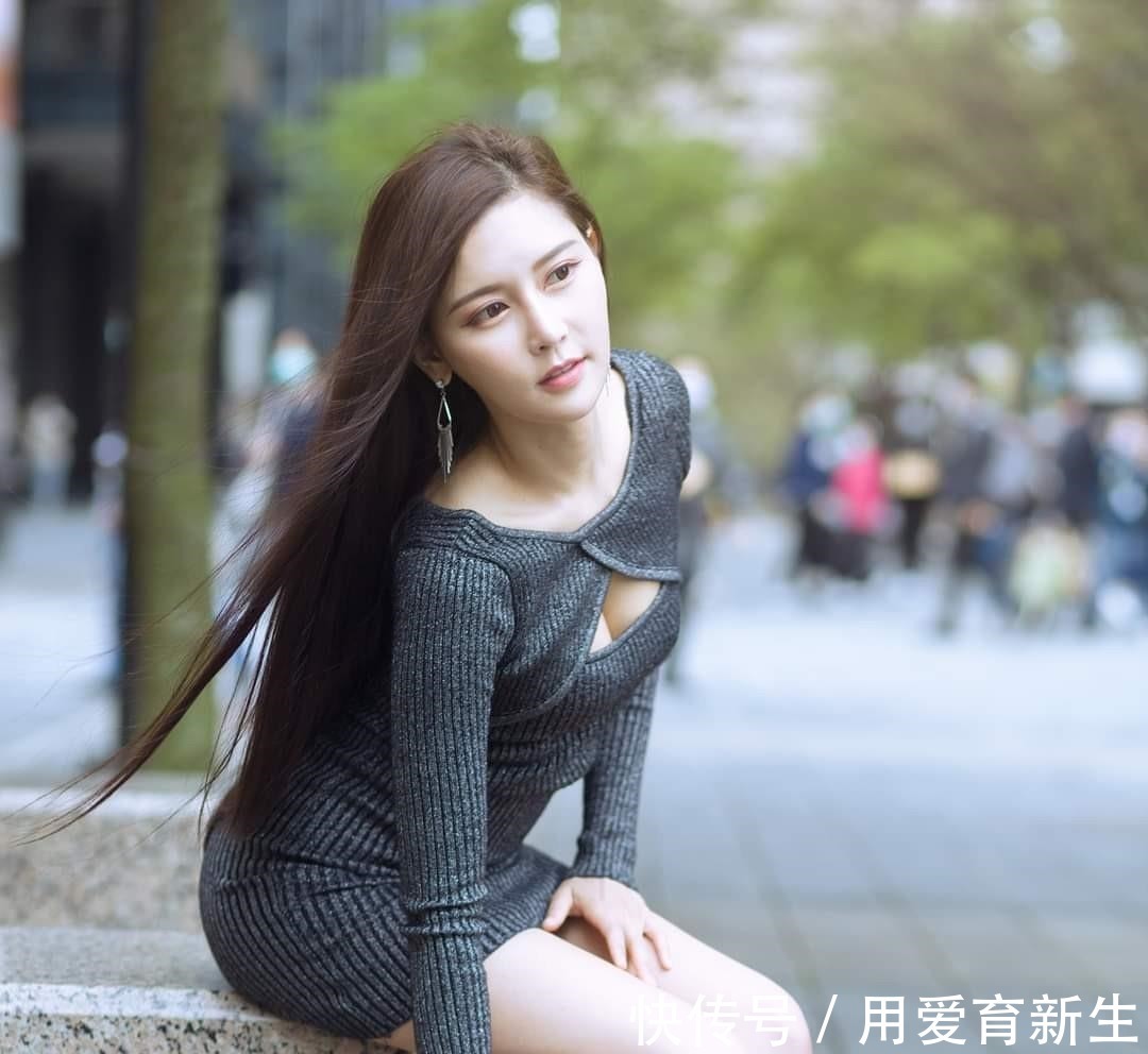 知性 优雅知性的针织连衣裙,搭配一双浅色高跟鞋,十分优雅迷人