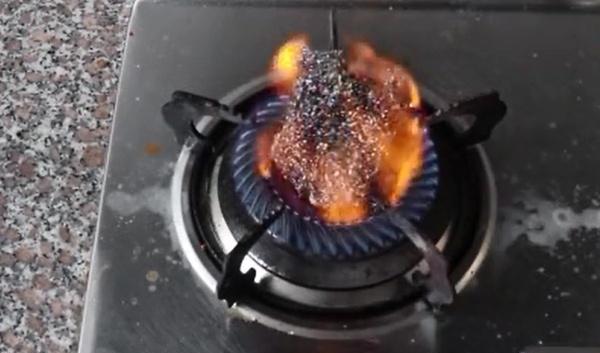 燃气灶|把钢丝球放火上烧一烧，好多人不知道有啥用，但用过的人都夸好