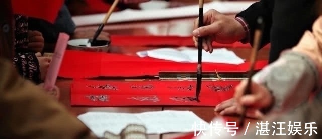 后花园!上联“地中取土,加三点以成池”,囚犯对出下联,免遭一死