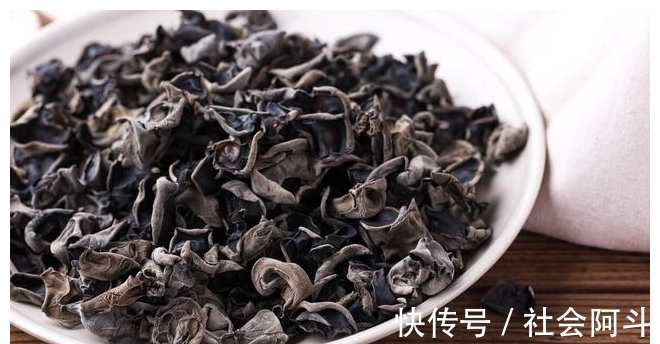 热水|泡发木耳时,用冷水还是热水?教你详细做法,木耳又软又嫩
