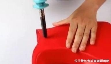 洗衣液瓶子别再扔了，剪一剪放在卫生间太实用了，全家都抢着用！