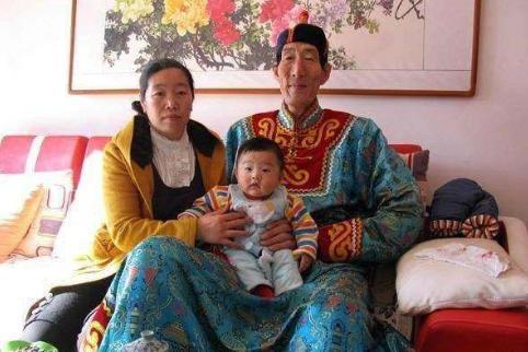 妻子|中国第一巨人娶小28岁妻子，不顾医生劝阻生子，今儿子长大了