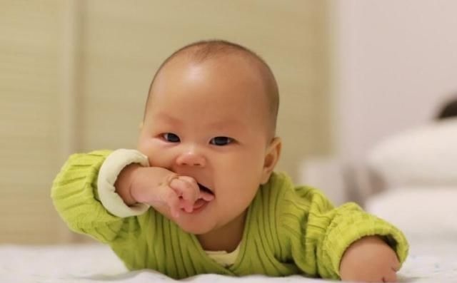 小宝宝|为什么小宝宝都喜欢吃手指?不同月龄,原因不同,妈妈要清楚