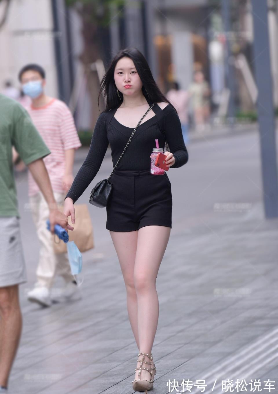 穿搭|一身黑色系穿搭,衬肤又显气质,很适合白皙的女生穿搭