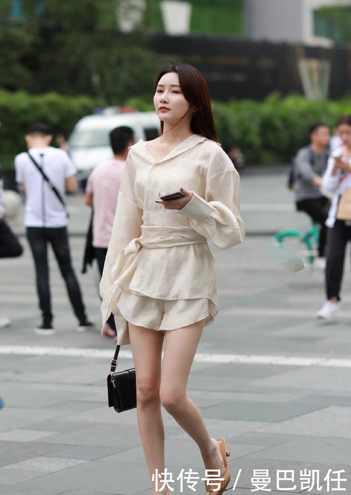 白皙娇嫩|小姐姐身穿米白色的雪纺衫,相当可人和美艳了