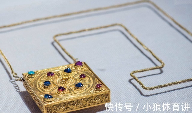 项链包!当如今的时尚项链包遇上古代的珠宝金链包,谁更胜一筹!