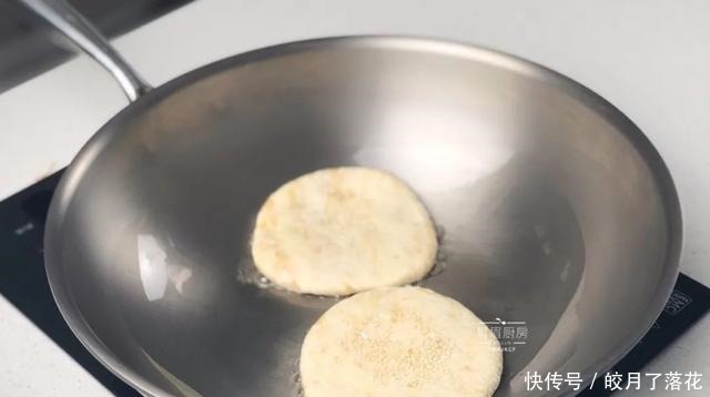  这个烧饼我都不敢经常做，不用发面、不用醒面，锅里烙一烙，连吃三个不过瘾！