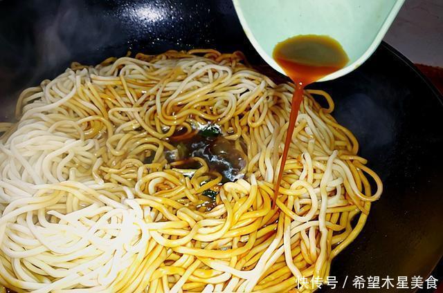 松散|吃腻了豆角焖面,不妨换种吃饭,蒸一锅芹菜焖面,松散筋道超好吃