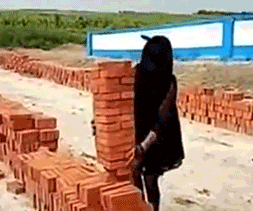 |搞笑GIF:本来想展示一下技术 没想到她最后一跳太抢镜了