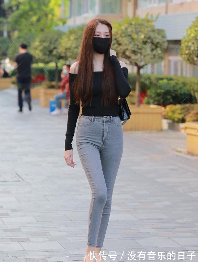 皮肤 秋季微凉，黑色一字肩搭配灰色牛仔裤，处处透露着小心机！