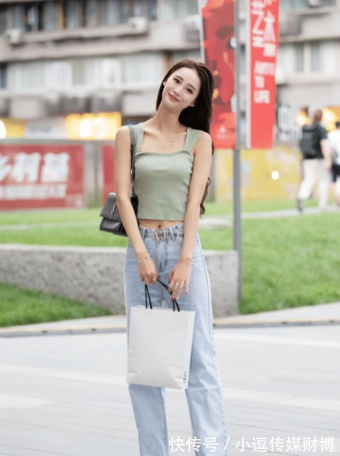 吊带|可爱小姐姐的穿搭秀,吊带+牛仔裤,甜美的笑容让人心醉