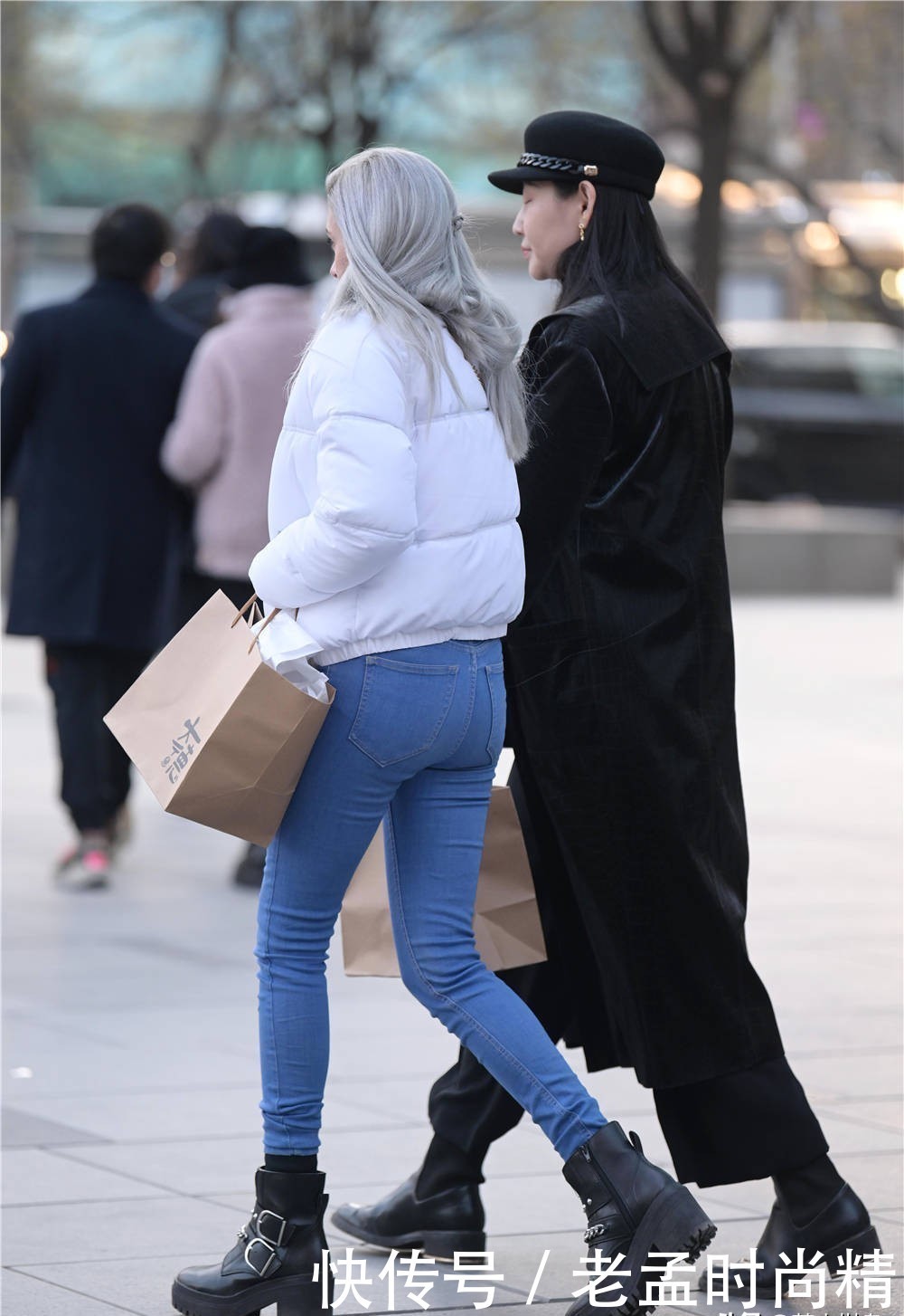 街拍: “牛仔短靴风”, 牛仔裤配各种短靴, 加上衣风格造型各一