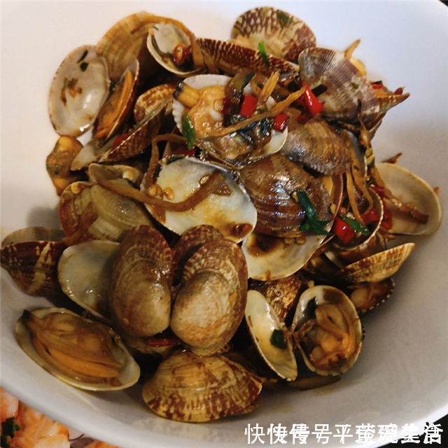 下厨|同事来家里蹭饭，婆婆下厨招待，一桌菜体面又周到，觉得怎么样