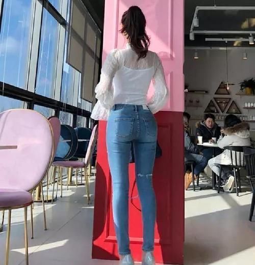 简单紧身牛仔裤，彰显美女文雅温情，精致又有女人味