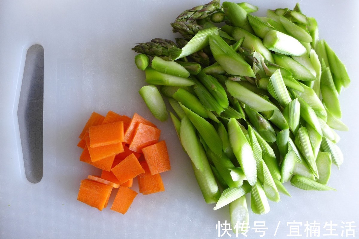 虾仁|芦笋和虾仁的完美组合，随手一炒，鲜美下饭，清爽解腻