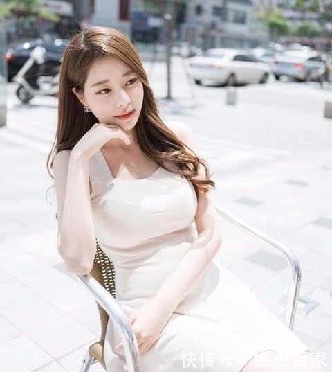 路人街拍:漂亮的紧身牛仔裤小姐姐,彰显迷人的身材!