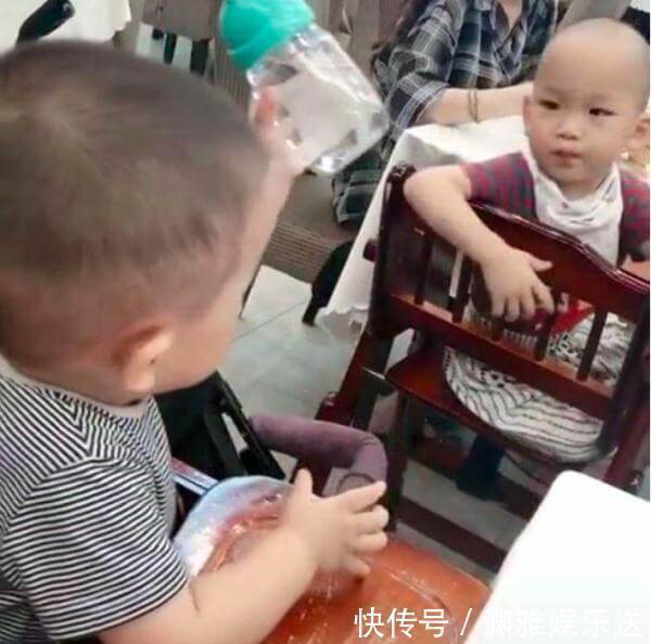 身边人|妈妈带2岁宝宝出门吃饭,隔壁桌也坐着宝宝,结果画面有趣极了