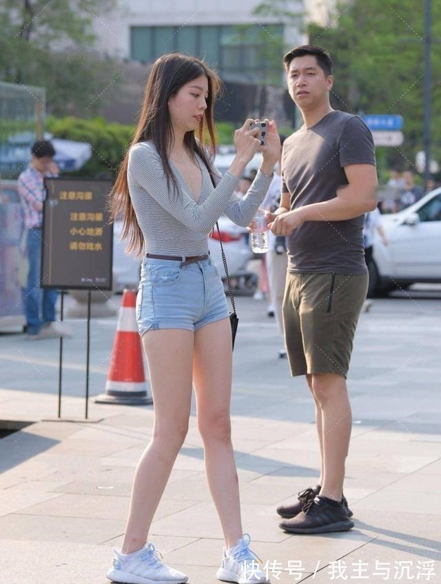 时尚 V领条形长袖搭配牛仔短裤,显瘦显高,简单时尚!