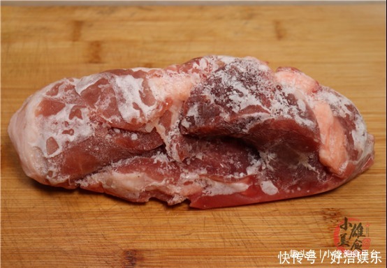 才知道,解冻肉不能先用水泡!教你饭店的诀窍,吃起来和鲜肉一样