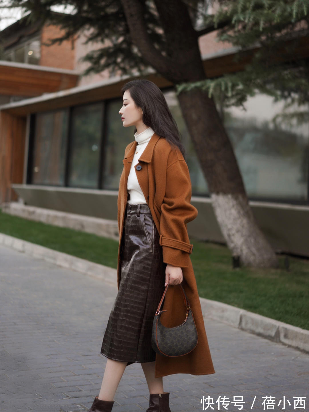 博主|穿大衣,不一定要配小黑裤才好看,搭配“半身裙”更时髦上档次