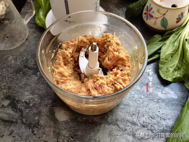 一款家常水煎包，从调馅到出锅，鲜美多汁好味美，出锅就吃仨