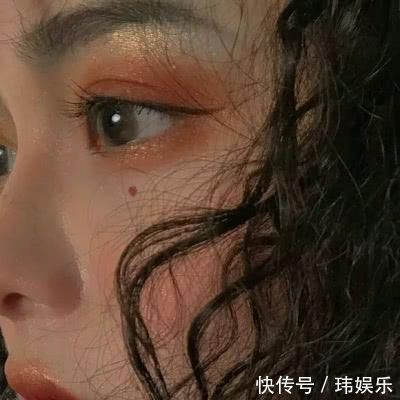 女孩眼睛有这“3标志”,天生自带“眼妆”,00后学生党快自测