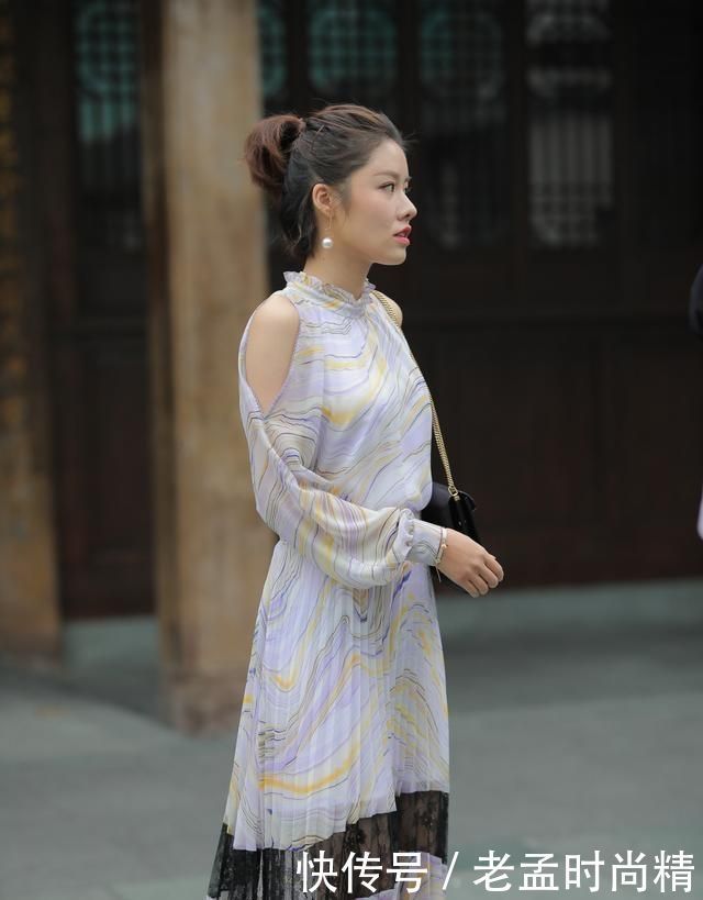 设计感满满的连衣裙, 凸显脖颈那迷人的小锁骨, 轻松变女神