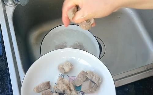 蜜汁|淮扬大厨分享“蜜汁红烧牛肉”简单好吃家常做法,加它鲜香软烂